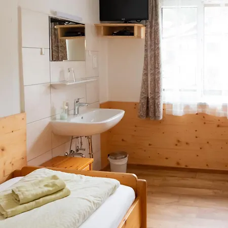 Haus Alpenrose Guest house *